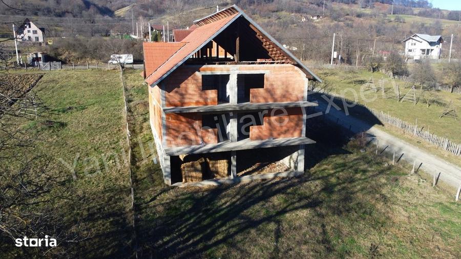 Casă cu 4 camere în Corbeni