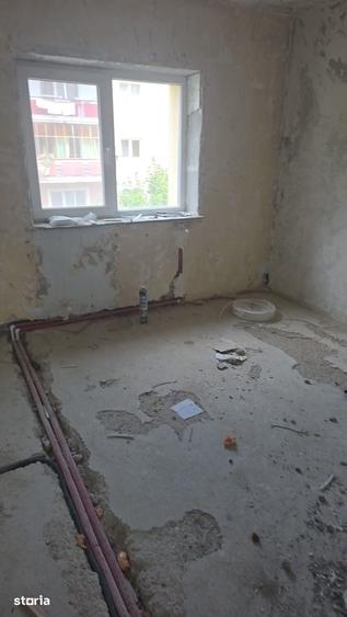 Apartament cu 4 camere decomandat în Micro 16