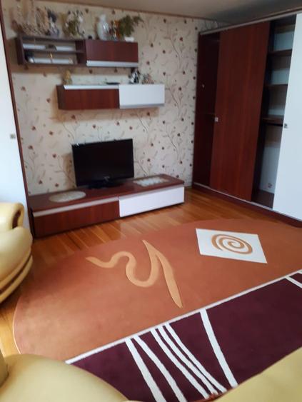 Apartament cu 3 camere semidecomandat, mobilat în Buzaului