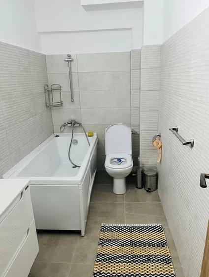 Apartament cu 3 camere decomandat, mobilat în Podul de Fier