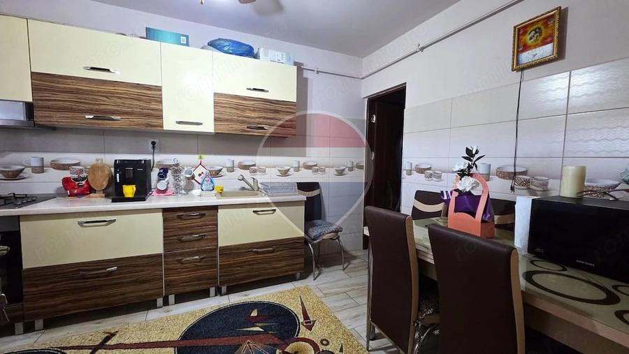 Casă cu 7 camere cu Teren 1400 Mp în Văleni