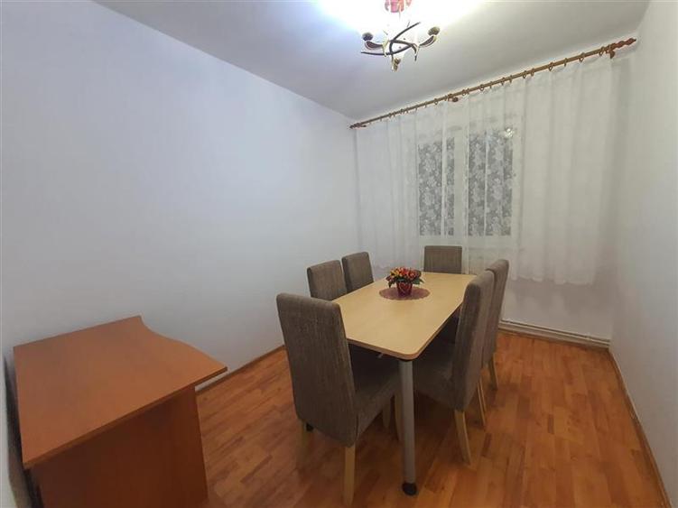 Apartament cu 3 camere semidecomandat, mobilat în Central