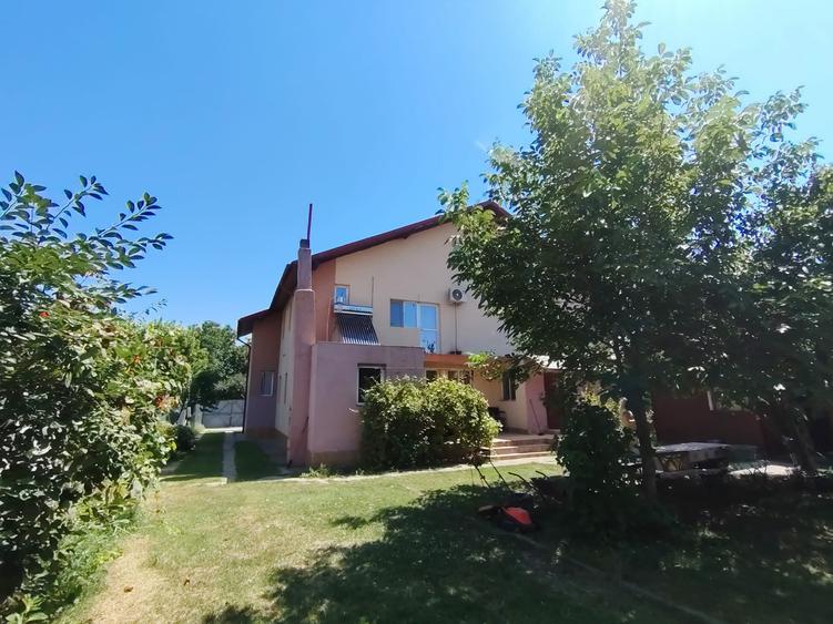 Casă individuală cu 10 camere cu Teren 1000 Mp în Rahova