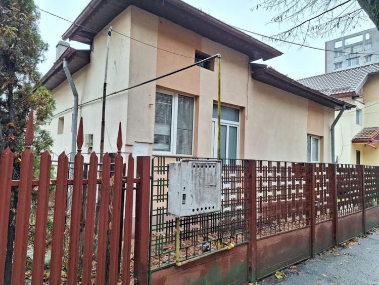 Casă cu 3 camere cu Canalizare în Central
