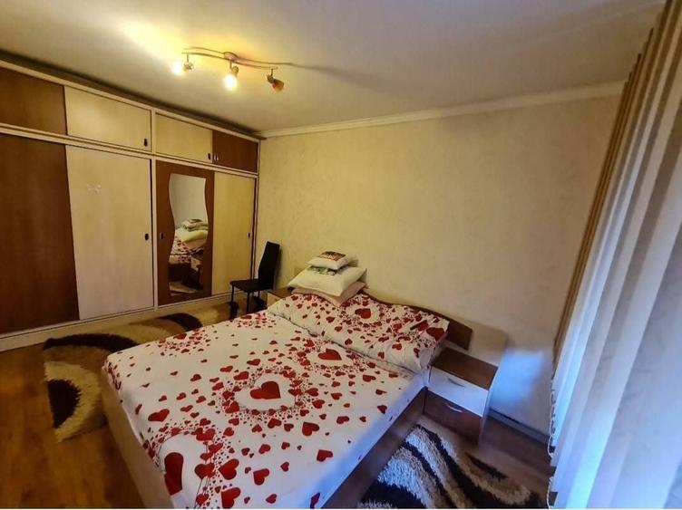 Apartament cu 3 camere semidecomandat în Sânleani