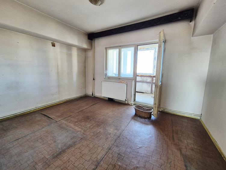 Apartament cu 3 camere decomandat în Trocadero