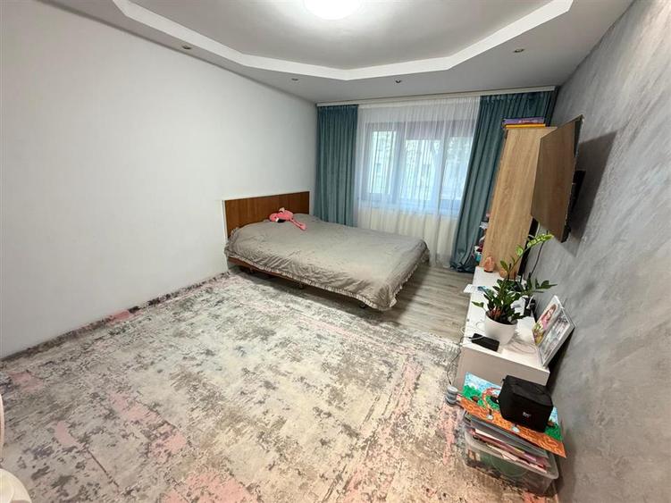 Apartament cu 3 camere semidecomandat în Podu Roș