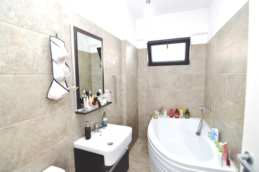 Apartament cu 3 camere semidecomandat, mobilat în Dobroești