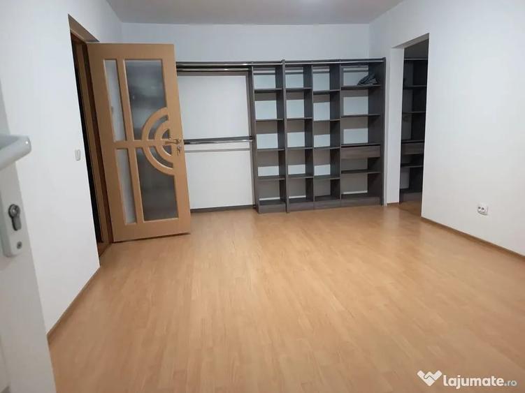 Apartament cu 3 camere semidecomandat în Micro 17