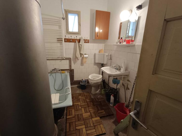 Casă cu 3 camere decomandat în Central