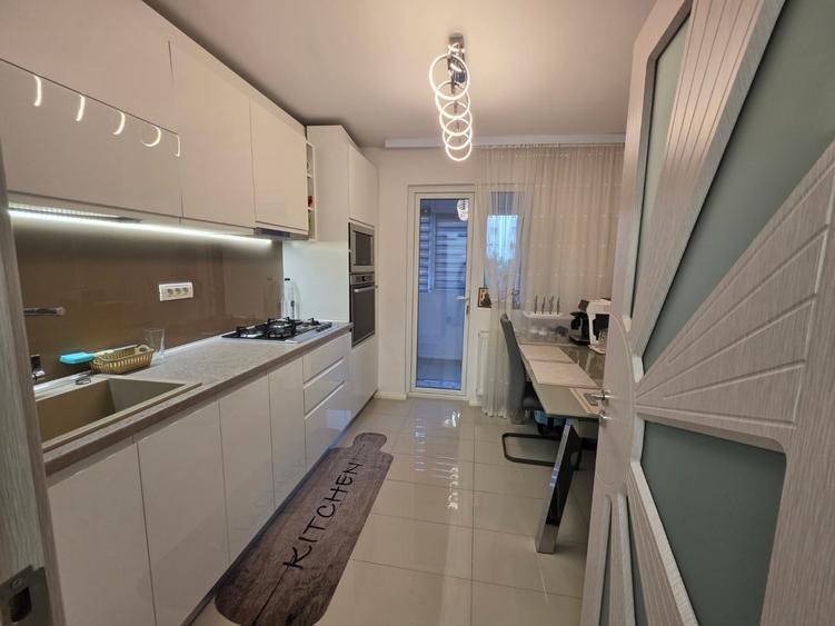 Apartament cu 3 camere decomandat în Berceni