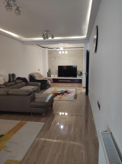 Apartament cu 3 camere decomandat în Tractorul