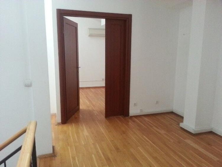 Casă cu 16 camere cu Teren 214 Mp în P-ța Victoriei
