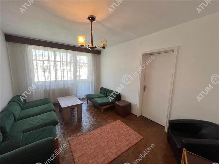 Apartament cu 3 camere semidecomandat, mobilat în Central