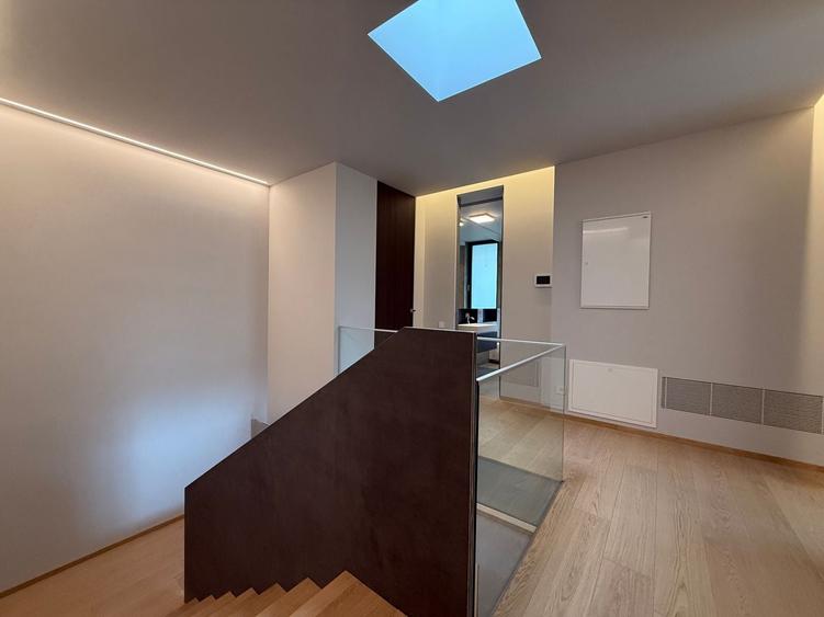 Casă individuală cu 7 camere cu Piscina în Central