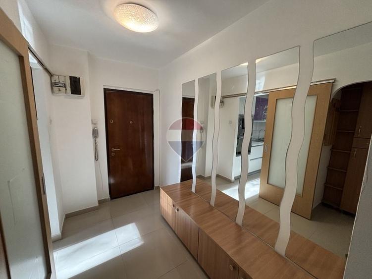 Apartament cu 3 camere semidecomandat, mobilat în Apusului