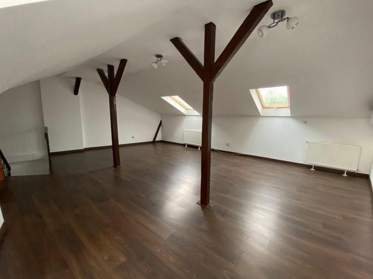 Apartament cu 4 camere semidecomandat, mobilat în Polonă