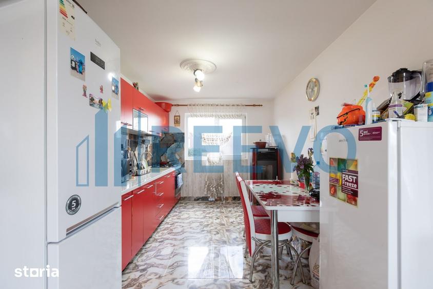 Casă cu 7 camere cu Teren 735 Mp în Letea Veche