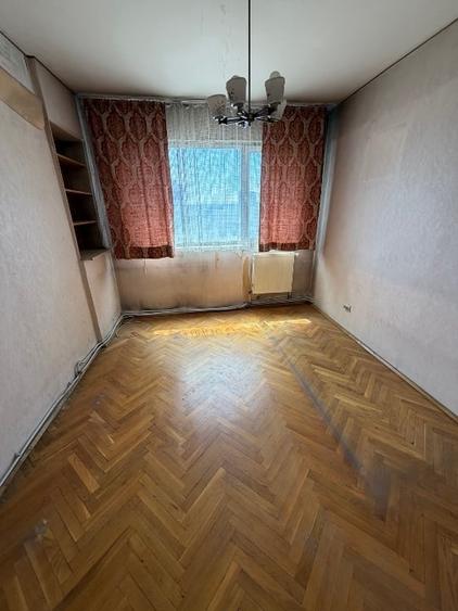 Apartament cu 4 camere decomandat în Central