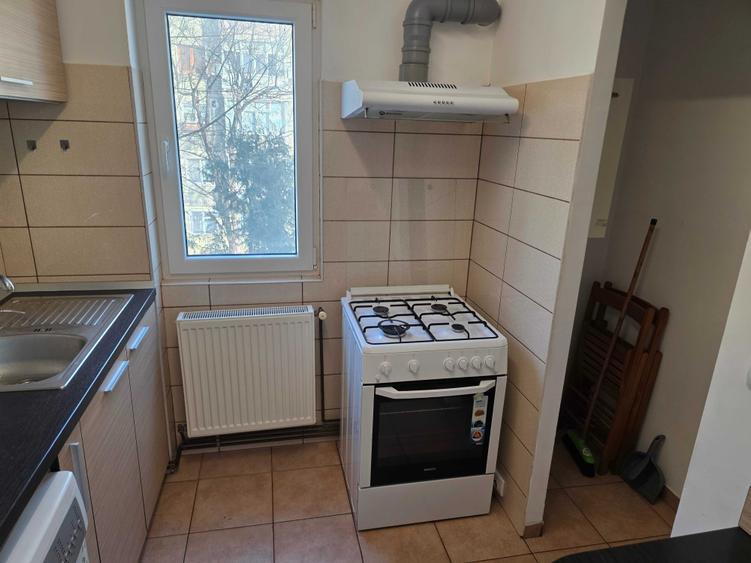 Apartament cu 2 camere semidecomandat în Podu Roș