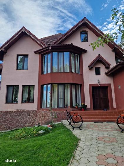 Casă cu 9 camere cu Teren 1400 Mp în Central