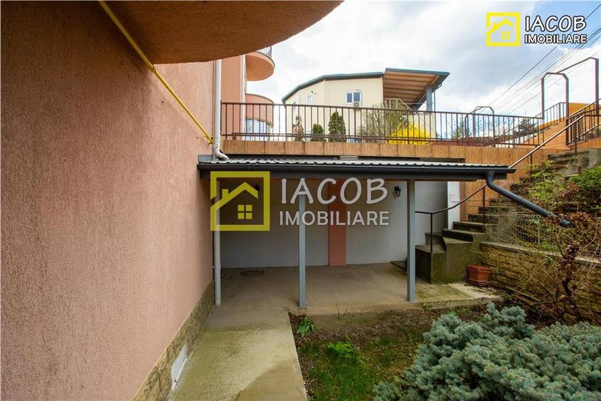 Duplex cu 11 camere cu Canalizare în 9 Mai