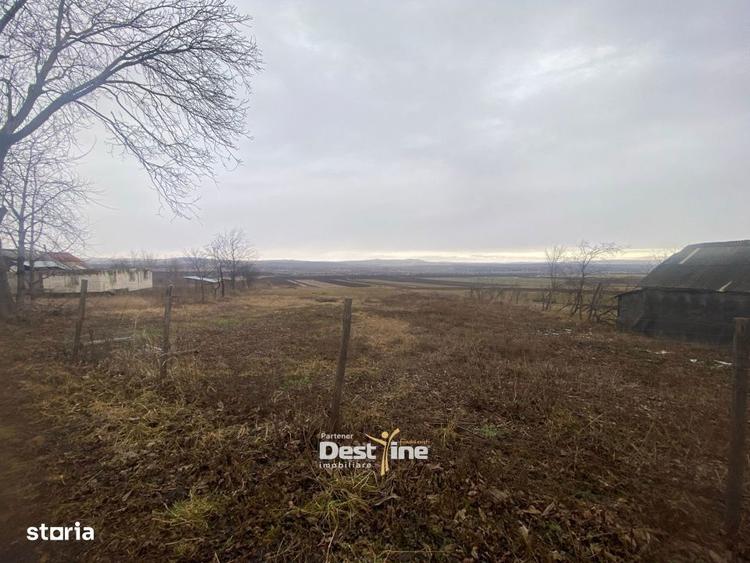 Teren de 7639 mp, în Girov