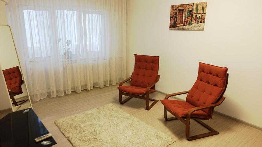 Apartament cu 3 camere semidecomandat, mobilat în Veteranilor