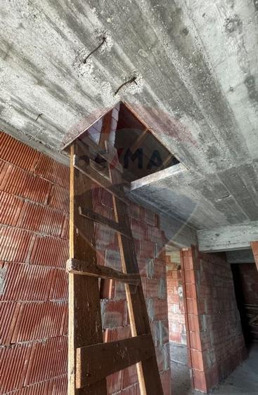 Casă cu 5 camere cu Teren 1000 Mp în Costâna