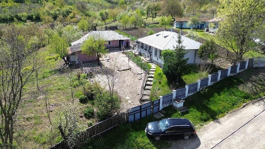 Casă cu 4 camere cu Teren 3400 Mp în Comarna