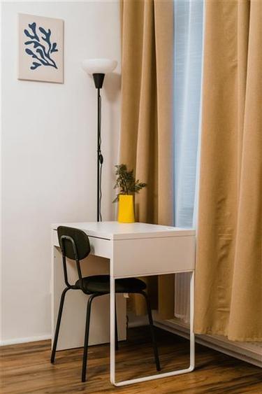 Apartament cu 3 camere nedecomandat, mobilat în Schei