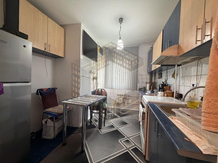 Apartament cu 3 camere semidecomandat, mobilat în Girocului