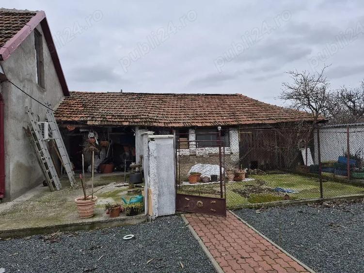 Casă cu 5 camere cu Teren 2850 Mp în Aradul Nou