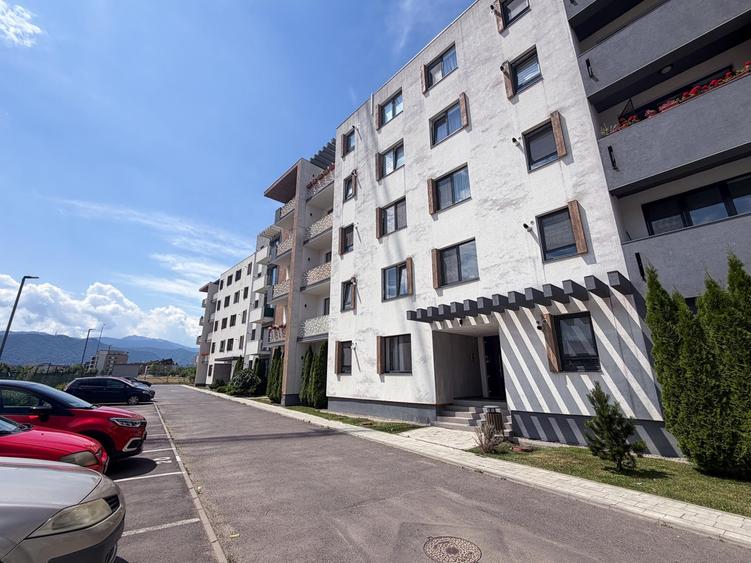 Apartament cu 3 camere decomandat în Tractorul