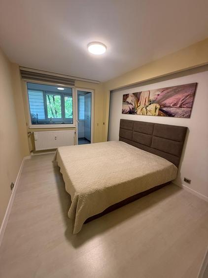 Apartament cu 3 camere semidecomandat, mobilat în Baba Novac