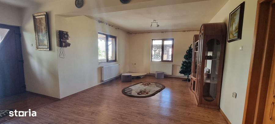 Casă cu 7 camere cu Teren 5000 Mp în Căteasca