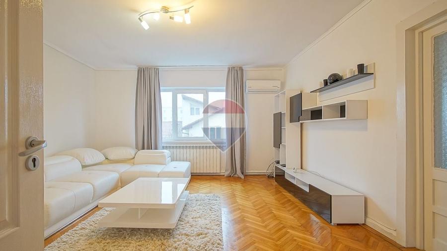Apartament cu 4 camere semidecomandat, mobilat în Tractorul