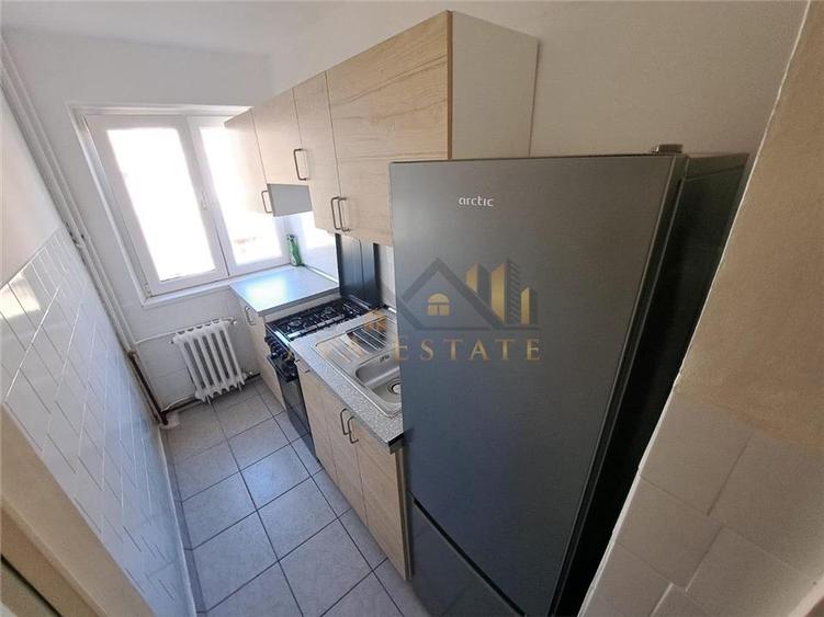Apartament cu 3 camere semidecomandat, mobilat în Dacia