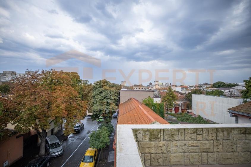Casă individuală cu 8 camere cu Canalizare în Ultracentral