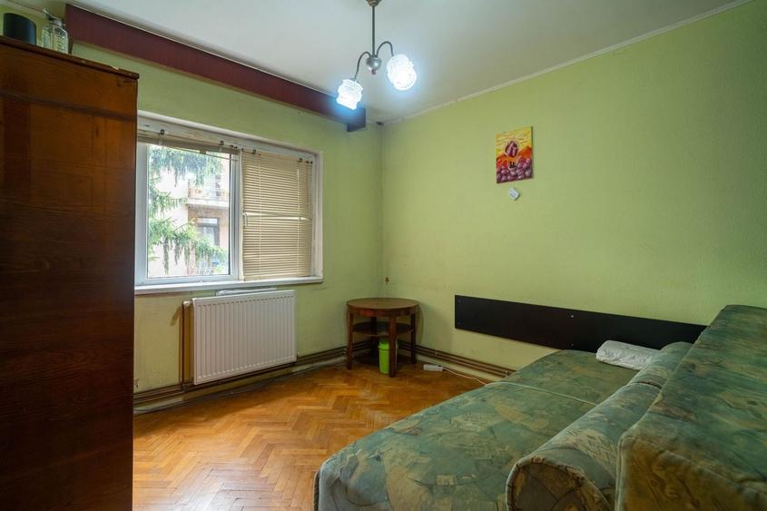 Apartament cu 4 camere decomandat în Boul Roșu