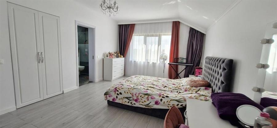 Casă cu 6 camere cu Teren 370 Mp în Haieu