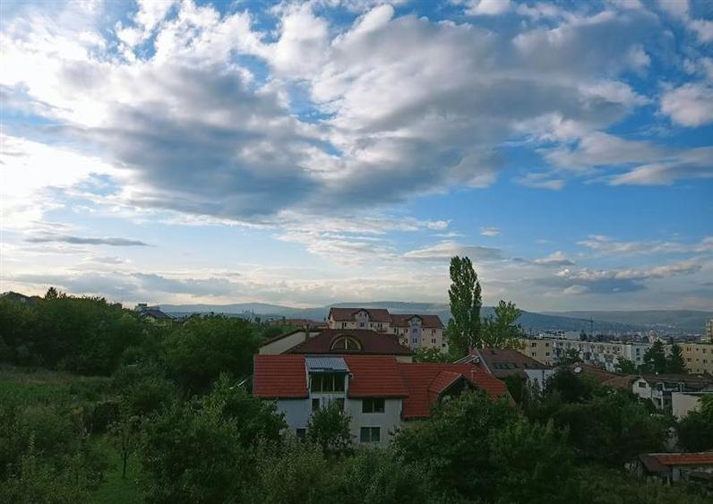 Apartament cu 3 camere semidecomandat, mobilat în Gheorgheni
