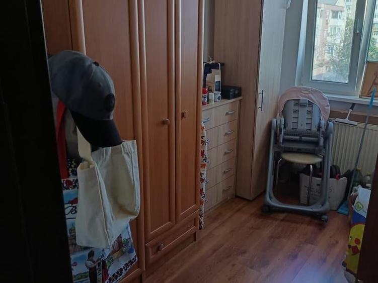 Apartament cu 3 camere semidecomandat în Craiovița Nouă