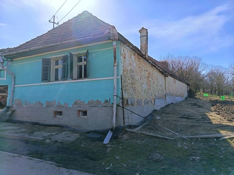 Casă cu 3 camere cu Teren 1565 Mp în Sângătin