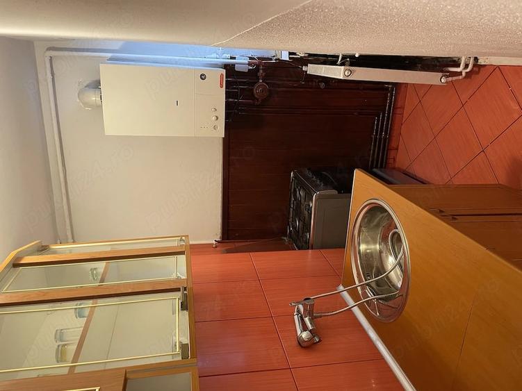 Apartament cu 3 camere semidecomandat în Rovinari