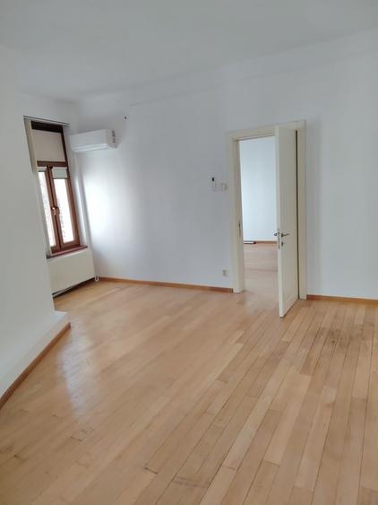 Apartament cu 6 camere decomandat, mobilat în Victoriei