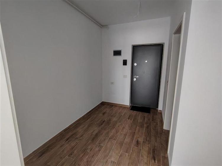 Apartament cu 2 camere decomandat în Tractorul