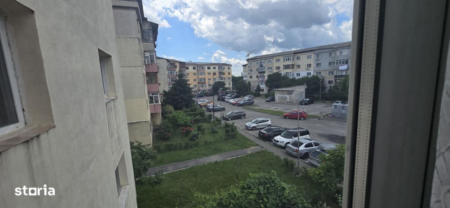 Apartament cu 3 camere decomandat în Micro 12
