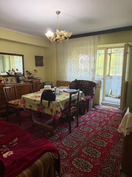 Apartament cu 3 camere decomandat în Văcăresti