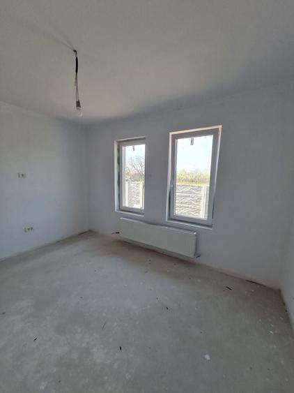 Duplex cu 4 camere cu Canalizare în Parța